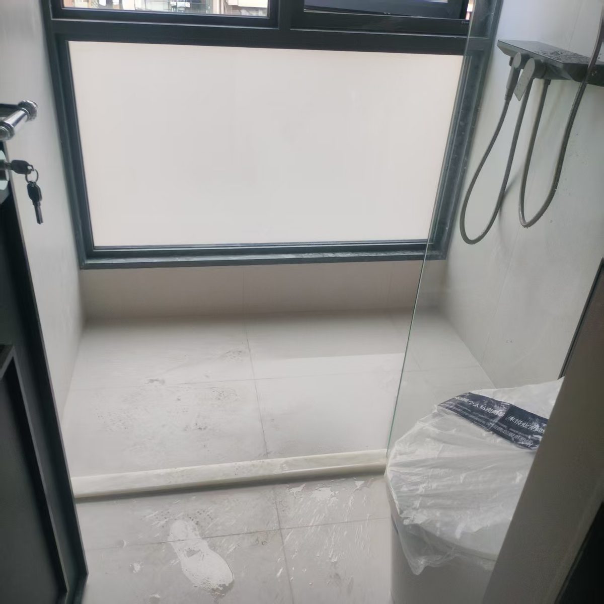 深圳罗湖旧房翻新开荒,卫生间淋浴房玻璃与地面清洁