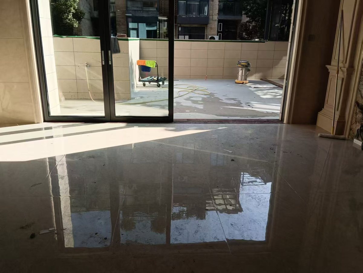 深圳龙岗别墅开荒，白色抛光砖地面擦完后留下的竖向水痕