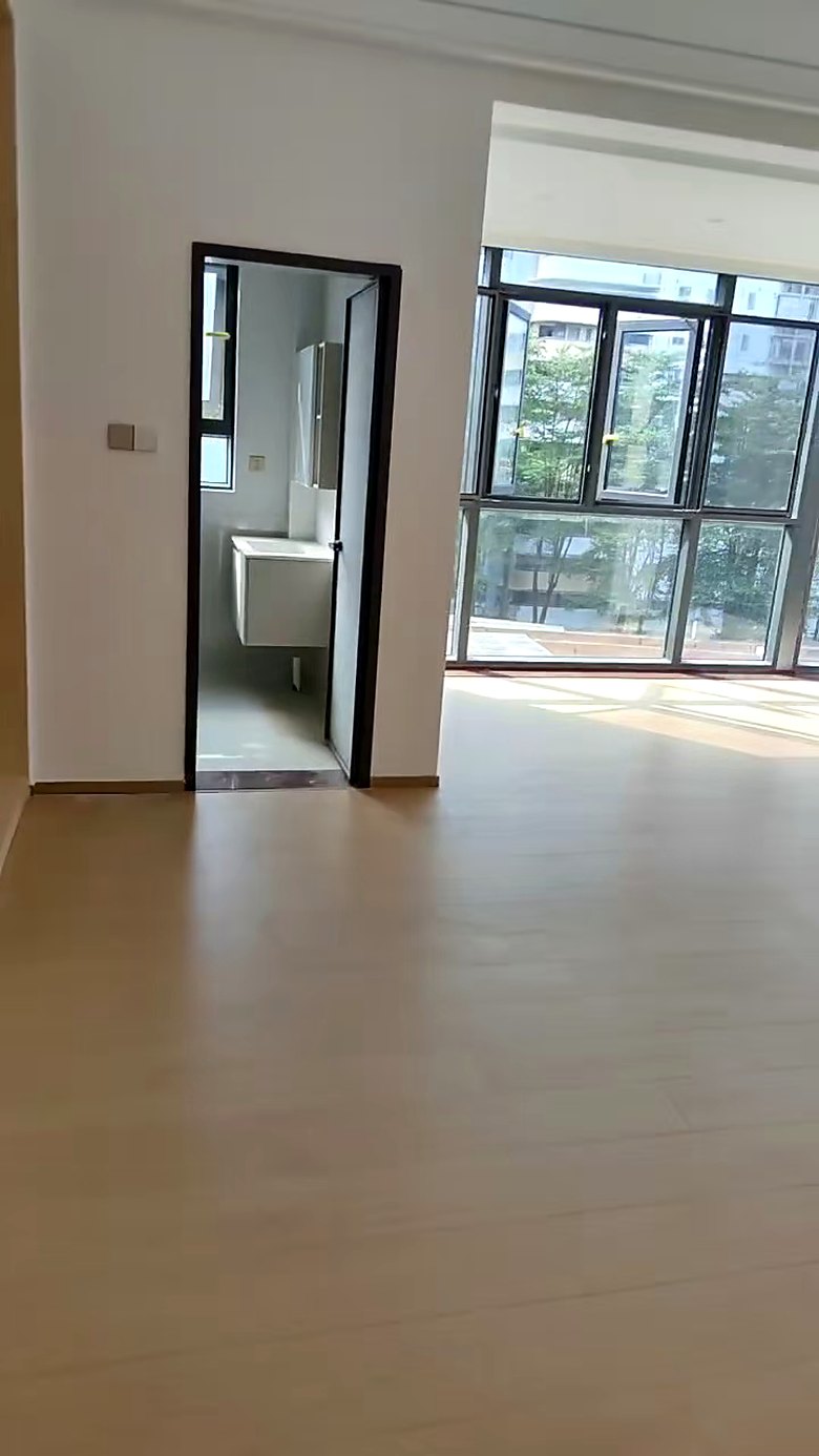 深圳宝安复式旧改新开荒，二层走廊木地板与落地窗清理完成