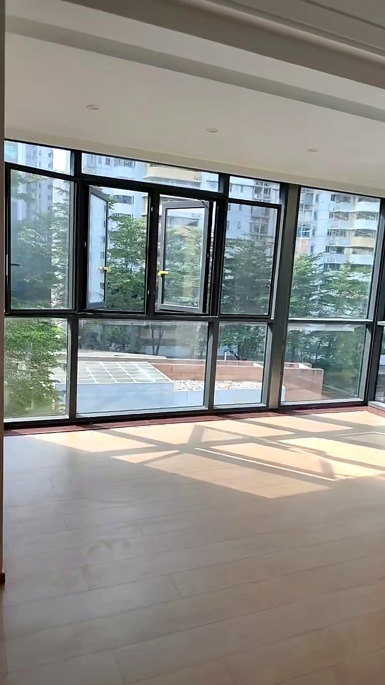 深圳宝安深业新岸线旧改新开荒，落地窗清理后的采光与地面光影