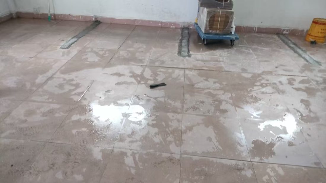 深圳厂房车间装修后开荒现场，地面残留与积水待处理
