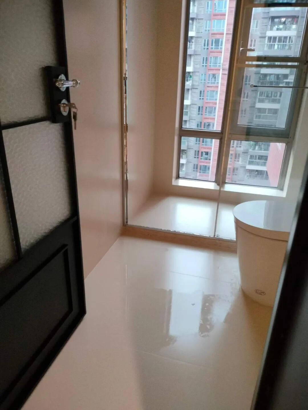 卫生间深度保洁现场实拍，砖缝、马桶底座胶圈与地漏提篮是加人也不省时的部位