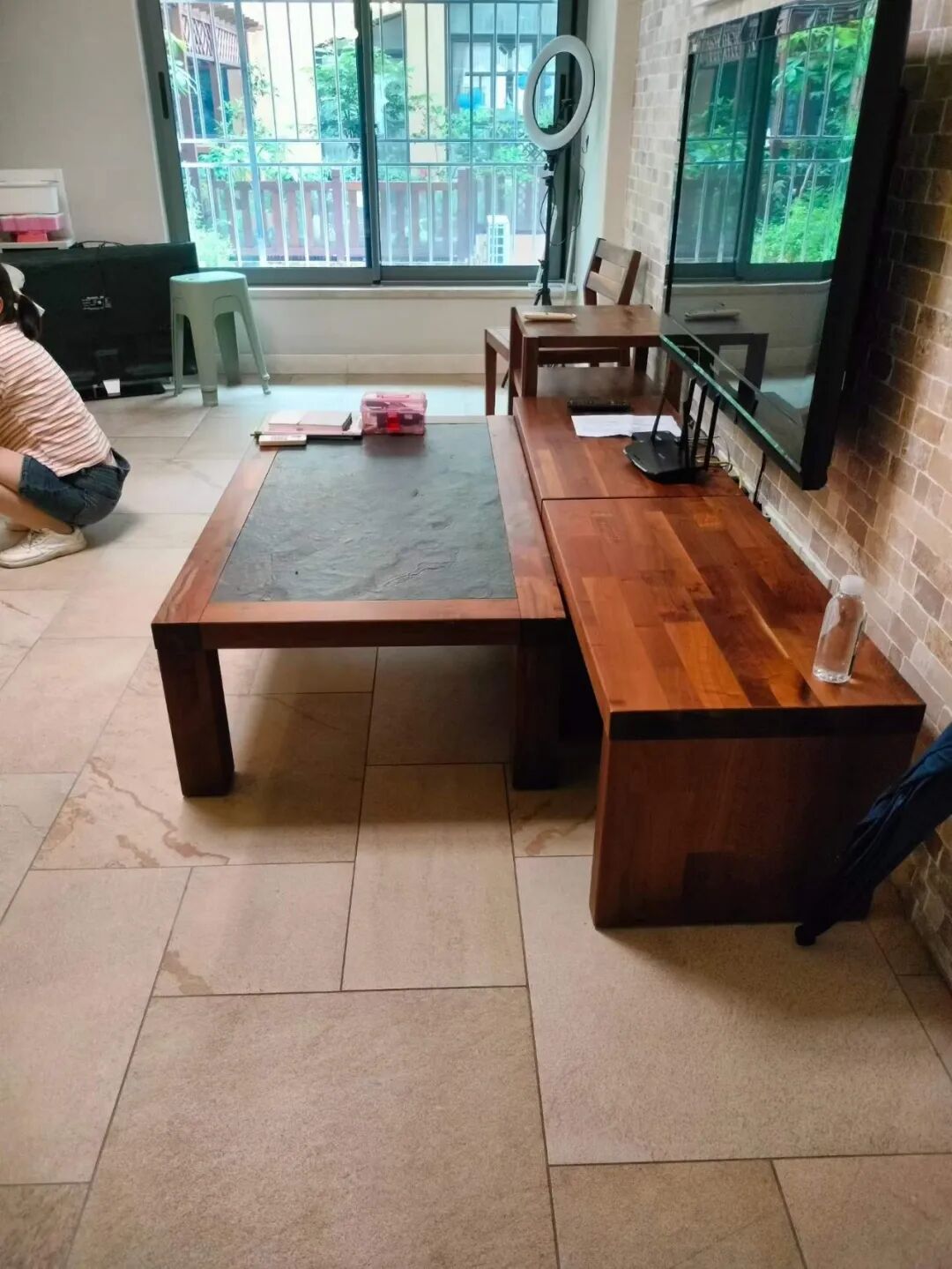 客厅茶桌与地砖实拍,老人日常活动的低处与手常碰位置要单独走一遍