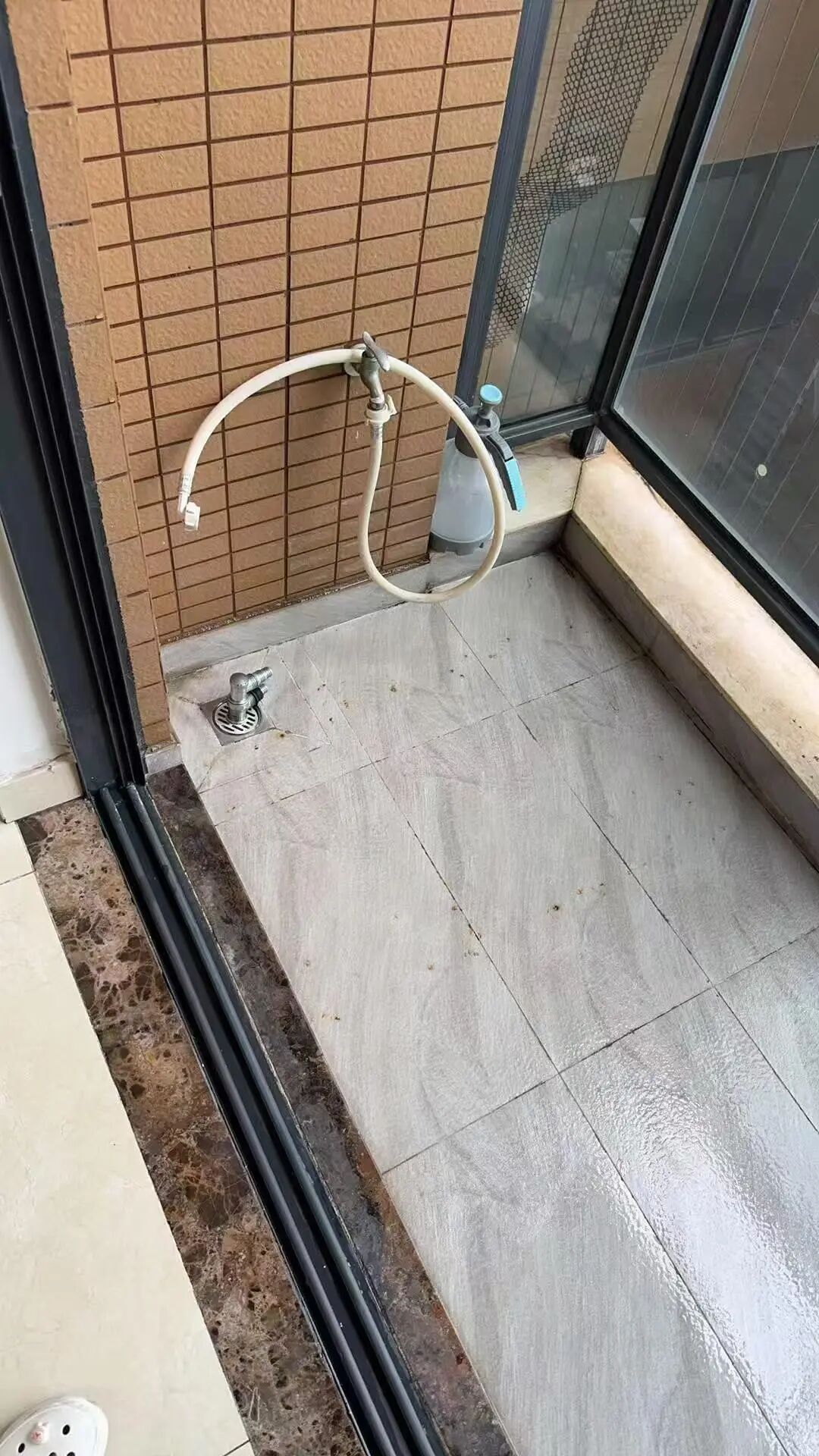 阳台地漏与水龙头软管实拍,宠物家庭的浮毛与返味多集中在地漏与存水弯