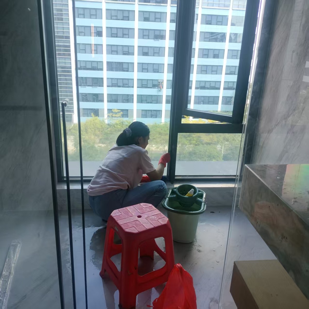 深圳南山珑御府开荒保洁，师傅清理淋浴房玻璃