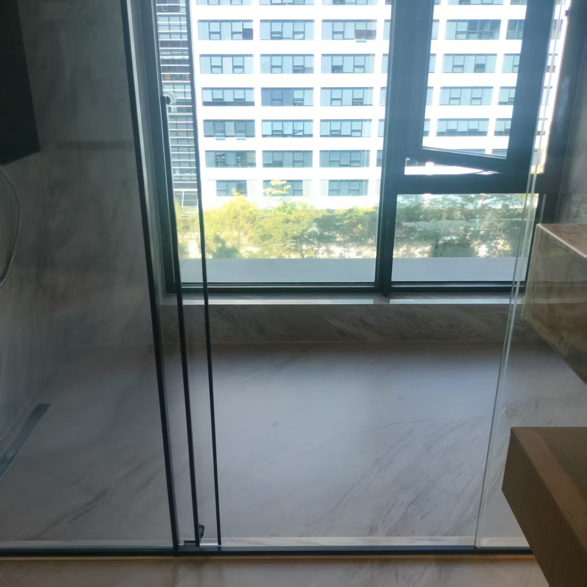深圳南山珑御府开荒保洁，淋浴房玻璃清洁后