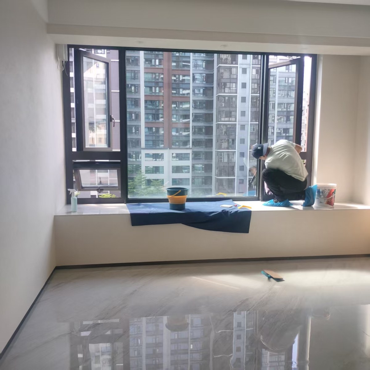 深圳南山珑御府开荒现场，师傅清理大窗窗台与玻璃