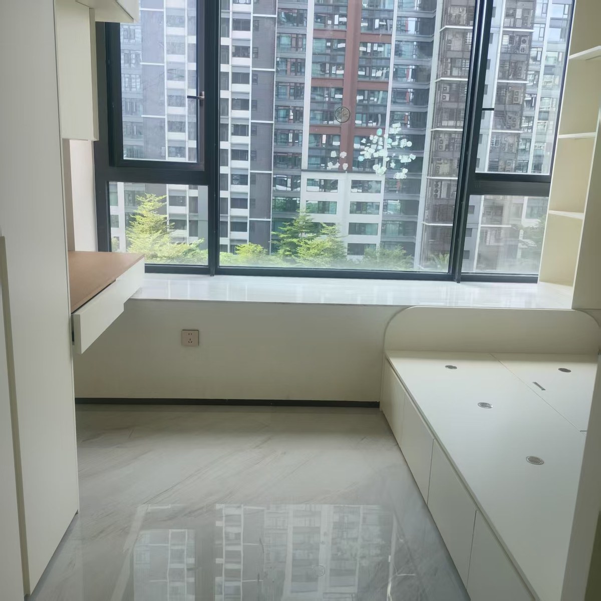 深圳南山珑御府旧改新开荒，榻榻米房地台与书桌清洁后