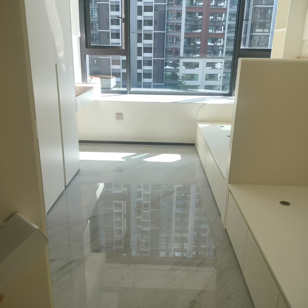 深圳南山珑御府旧改新开荒，榻榻米房地面反光